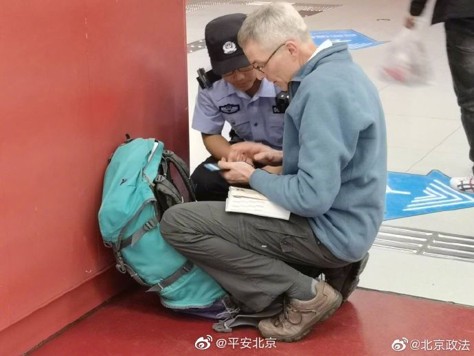 暖！北京公交警方热心帮助外籍乘客获点赞
