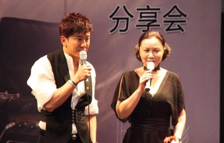 50岁毛宁近照,隐藏了10年的老婆,30岁以上的都认识|毛宁|李静萍|老婆