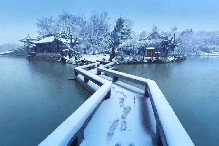 杭州断桥残雪美景, 引来人山人海挤爆西湖, 场面壮观.