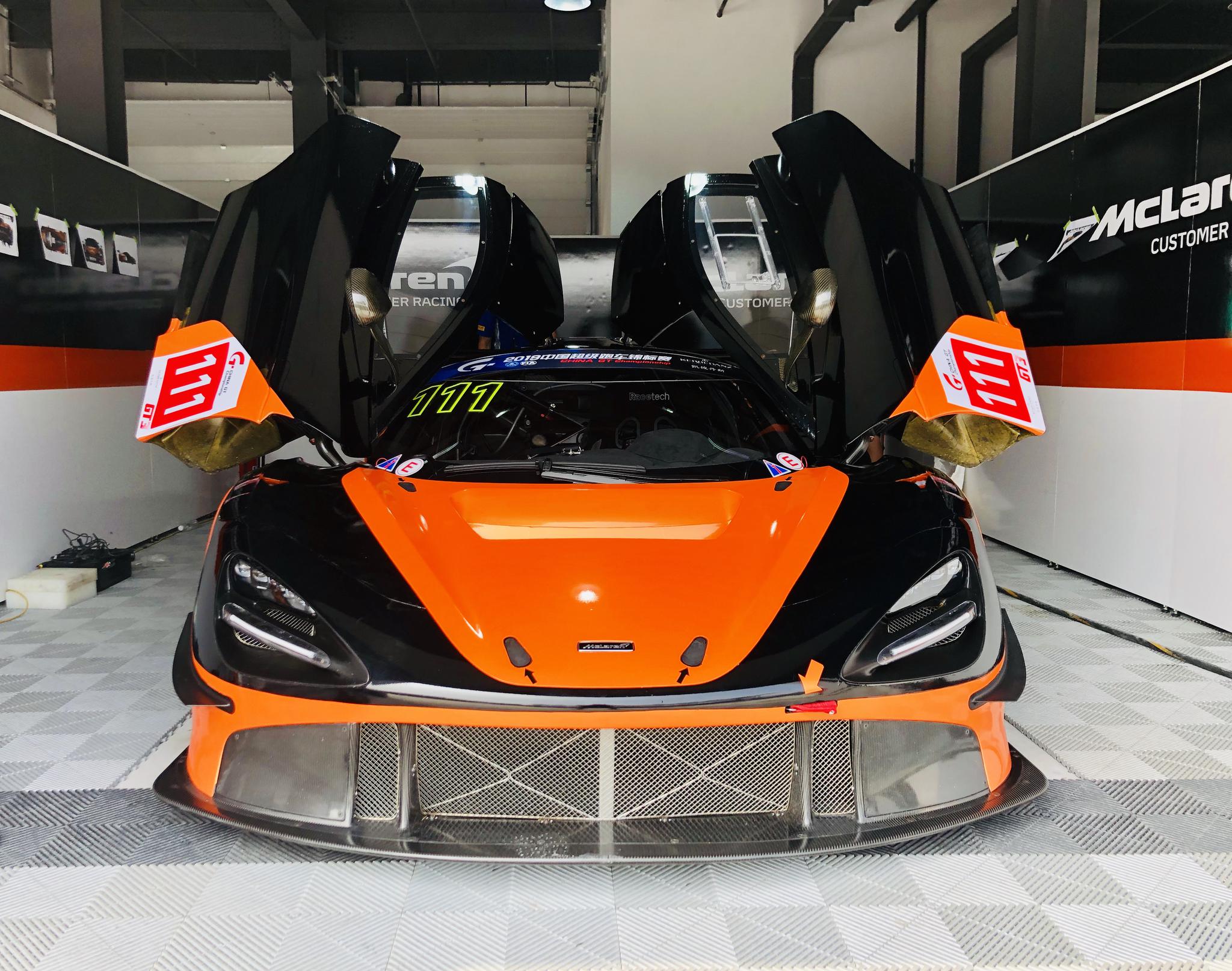 韩寒老师的迈凯轮720 GT3赛车快速贴好的涂装一方面是为了美观