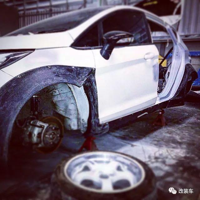 福特嘉年华爆改成竞技姿态,历时3年打造出终极钢炮!