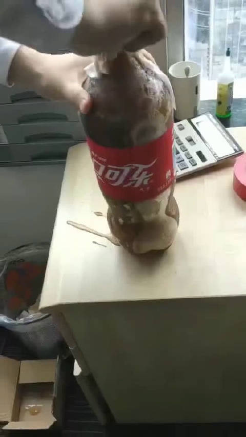 大哥第一次喝可乐吧