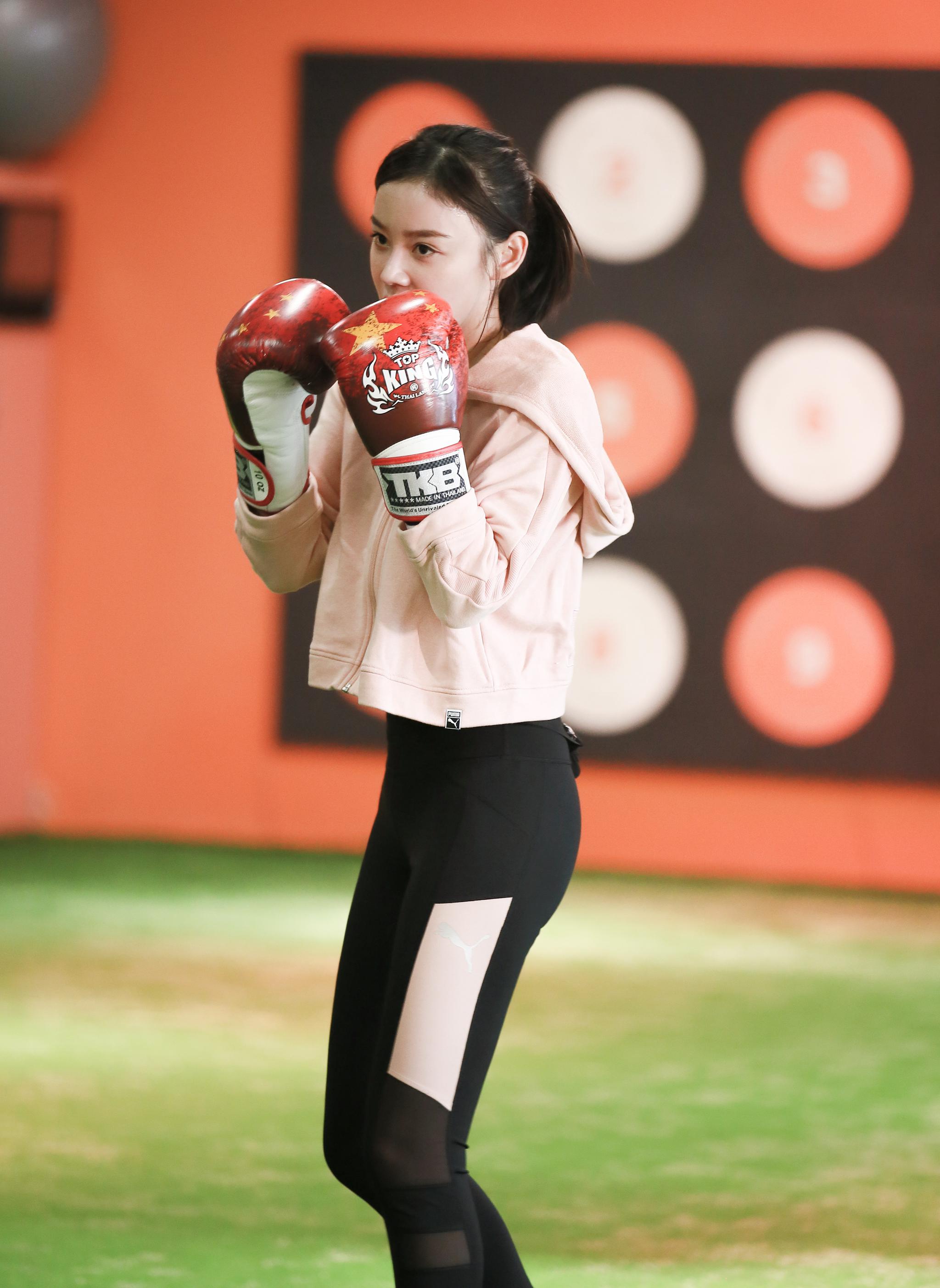 袁姗姗终于穿紧身裤了,搭配粉色短外套又瘦又美,好身材让人羡慕