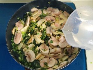 下饭的素菜菜谱,三鲜雪笋蘑菇,健康美味,营养丰富,快速搞定!