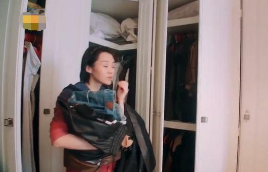 许晴住的豪宅,室内装两个衣帽间,卫生间里堆满了化妆品