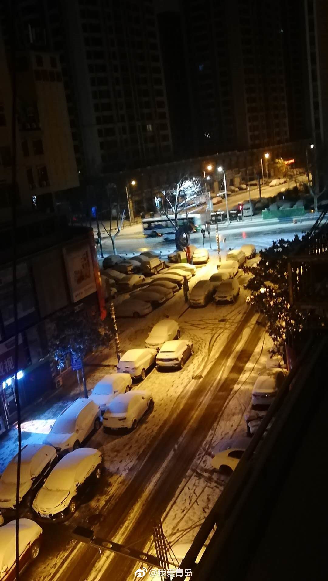 寒冷的雪夜,有这样一群人,他们在城市的各个角落默默工作,只为保障