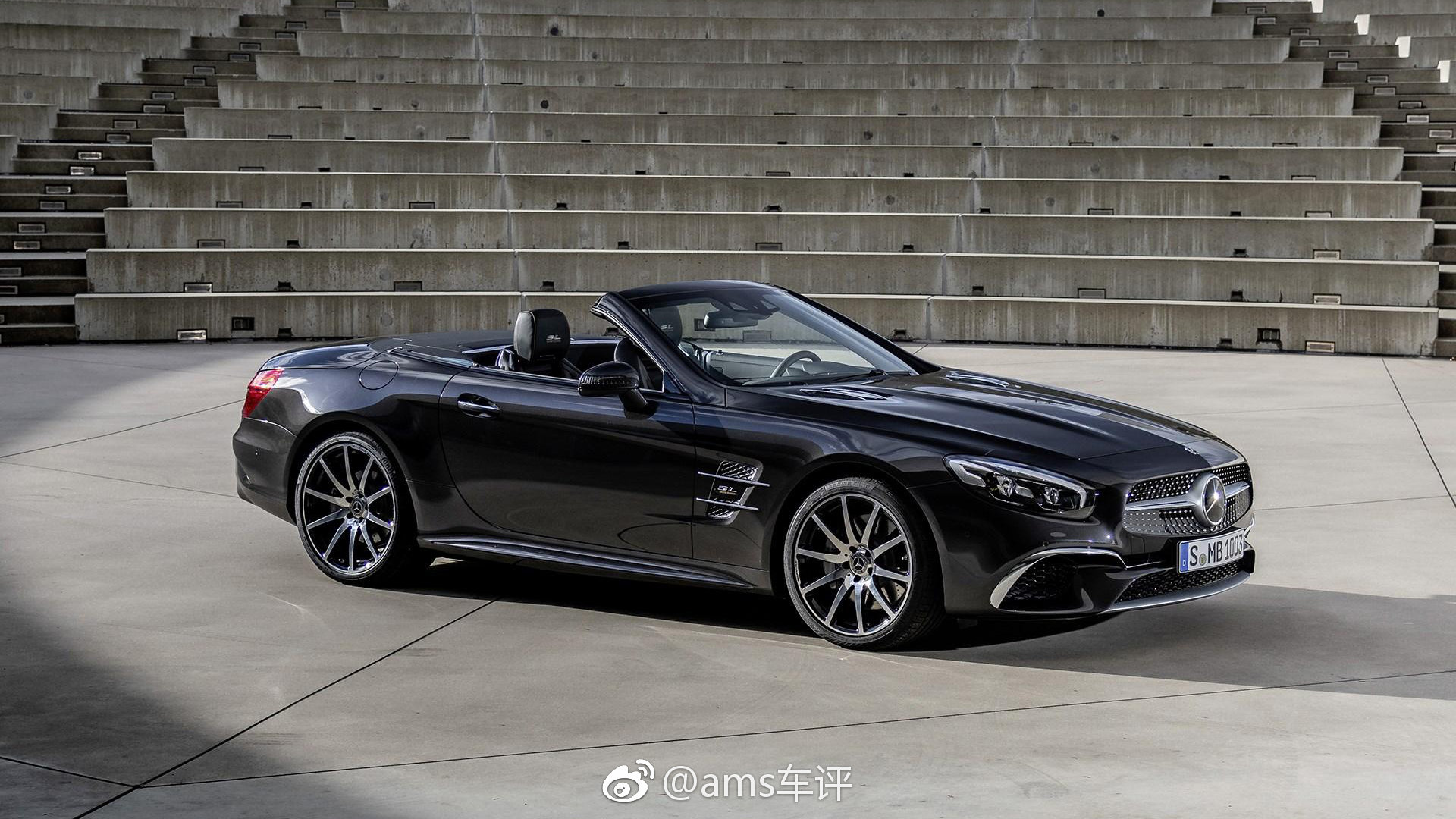 近日，梅赛德斯-奔驰官方发布一组SL Grand Edition官图