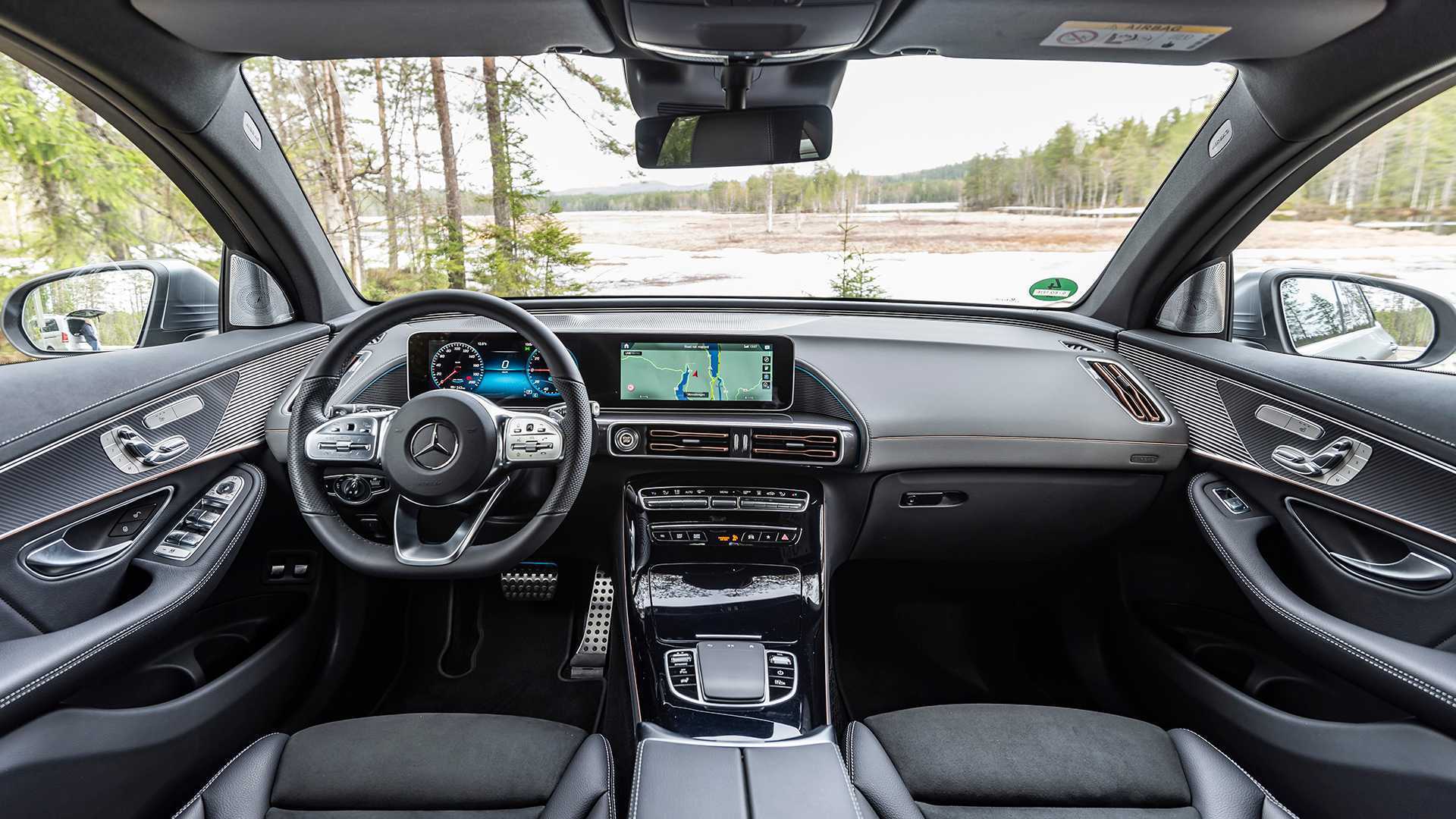 e-tron劲敌诞生,奔驰首款纯电SUV,402马力4.8秒破百,续航470KM
