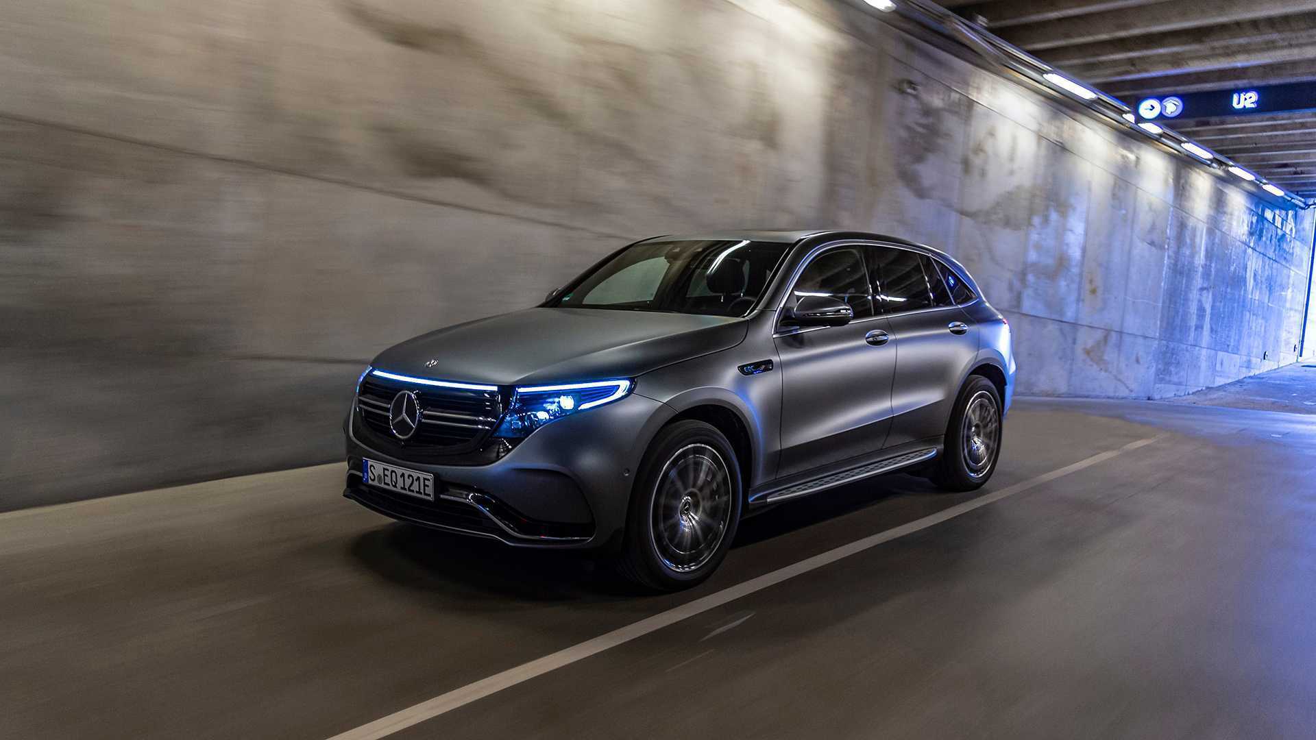 e-tron劲敌诞生,奔驰首款纯电SUV,402马力4.8秒破百,续航470KM