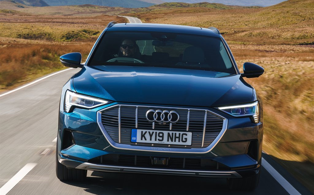 e-tron劲敌诞生,奔驰首款纯电SUV,402马力4.8秒破百,续航470KM