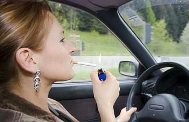 为啥国人开车抽烟时开着窗户？而外国人开车关窗抽烟？