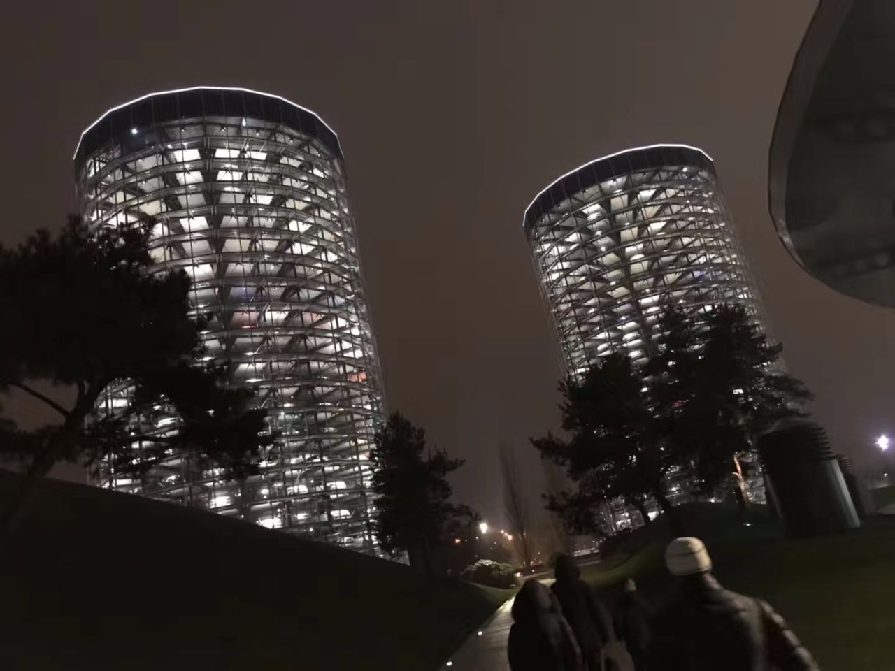 全球最大提车中心,放800台车,有1条地道,碟中谍在这取景