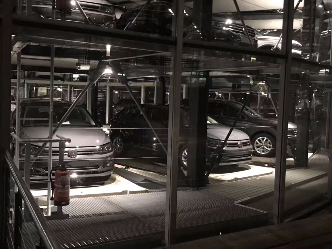 全球最大提车中心,放800台车,有1条地道,碟中谍在这取景