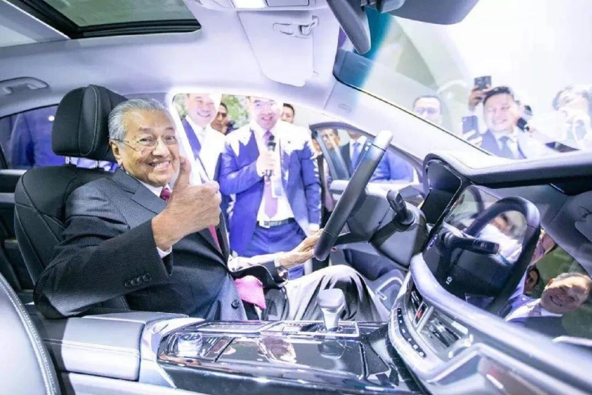 合资首款车型宝腾X70正式上市,吉利打响宝腾复兴战|侃车·战略