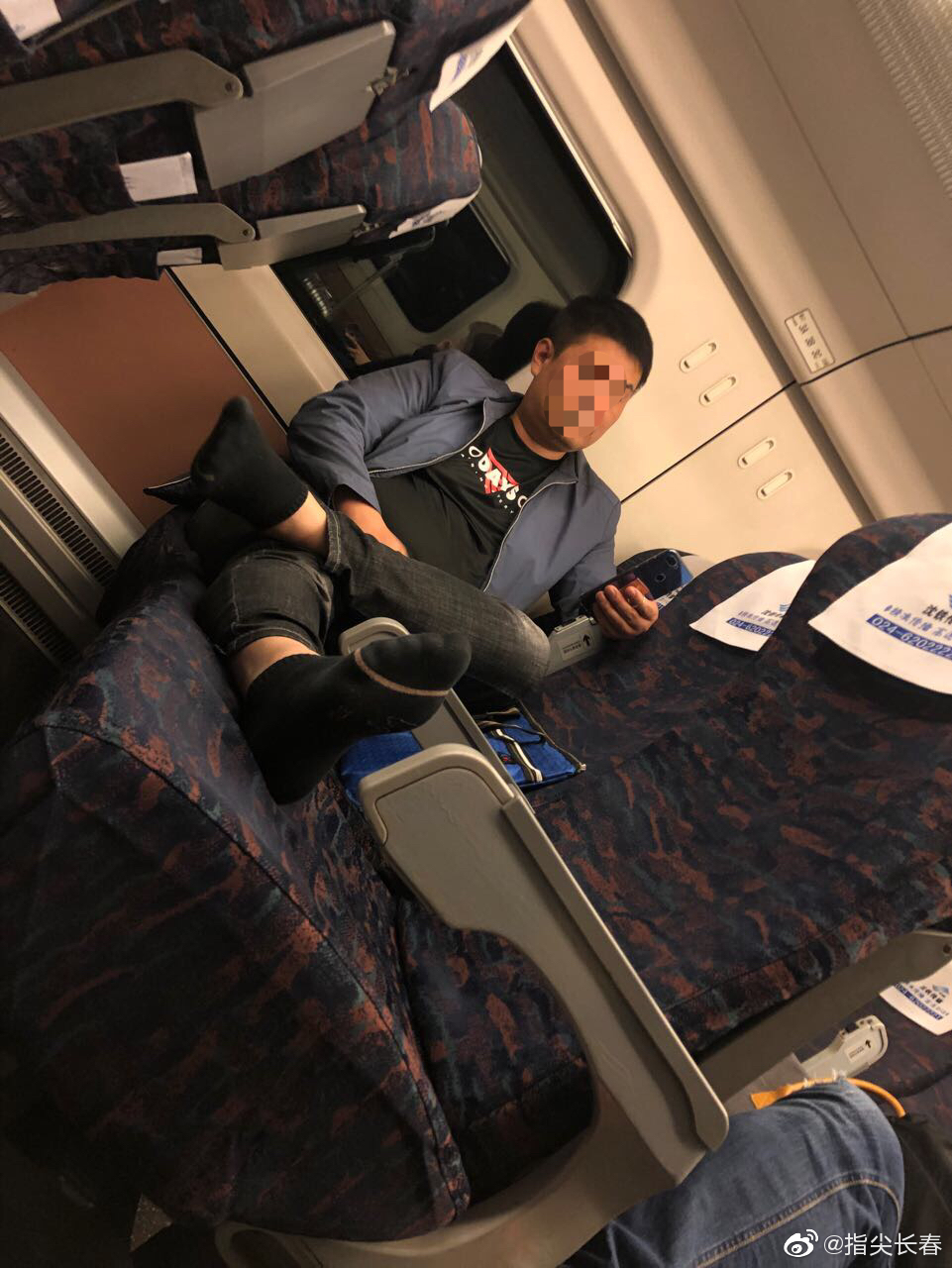 长春龙嘉机场到长春站的动车上,男子脚丫子随