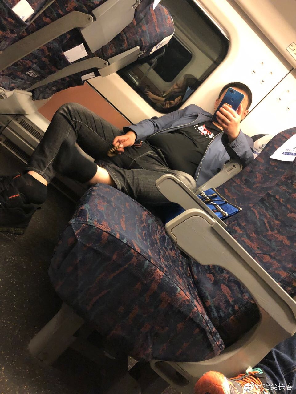 长春龙嘉机场到长春站的动车上,男子脚丫子随