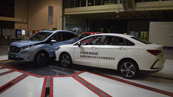 全球首次三车双重碰撞测试时，北汽新能源EX3经历了什么？