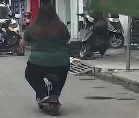 骑电动车的胖妹子,路人看到车轮后,网友:质量杠杠的