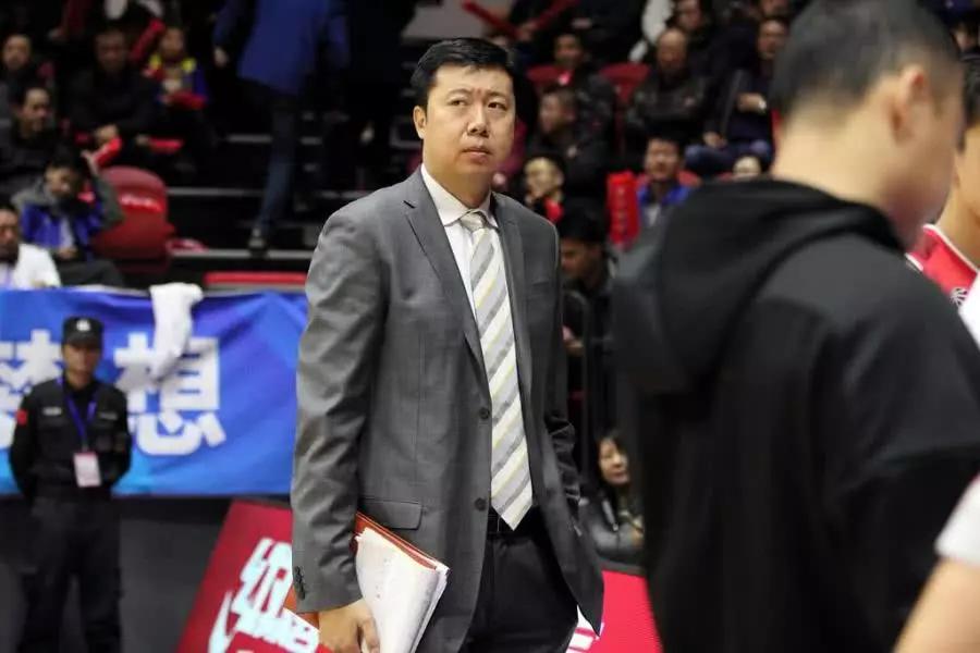 如今八一教练王治郅的军衔是什么?每个月工资