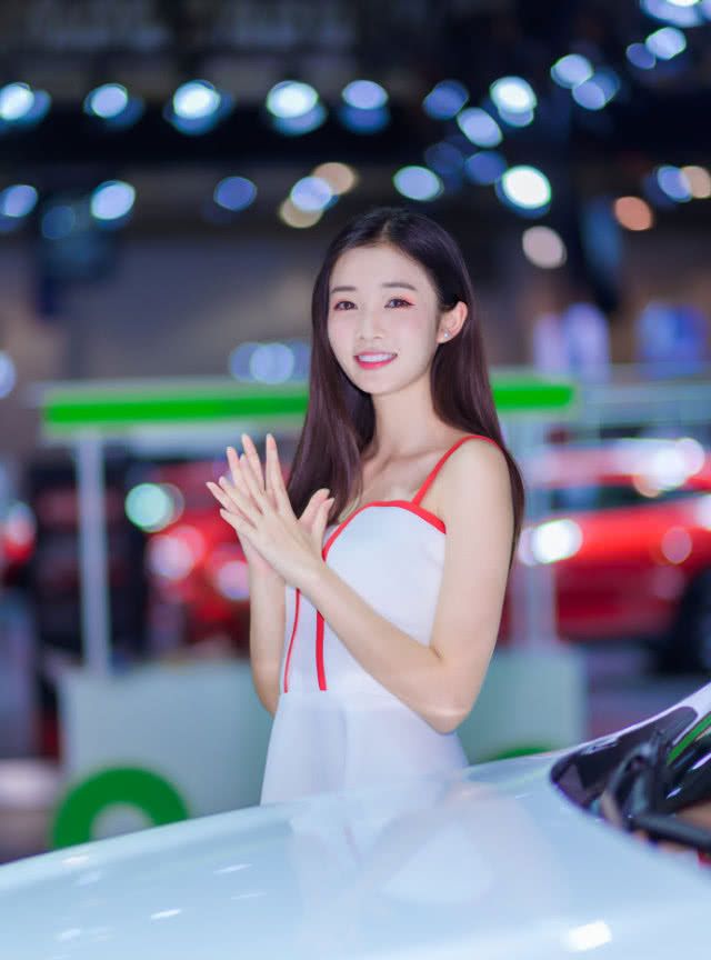 奔腾车模睫毛凸显,皮肤白皙,双唇犹如玫瑰花瓣的香气