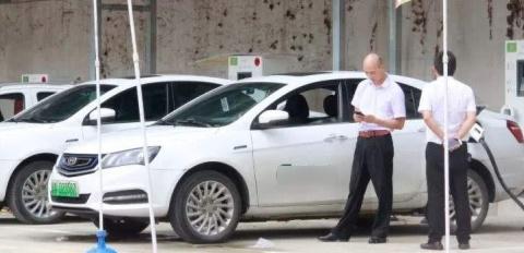 第一批买新能源的人怎样了车主没钱修卖不掉，给自己买了个爹