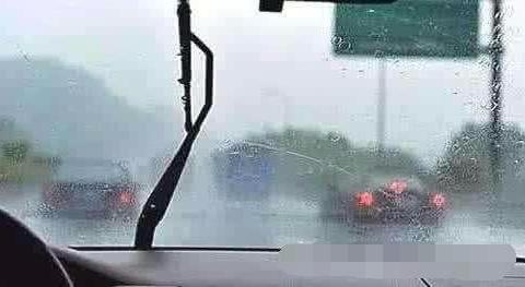 挡风玻璃刮不干净怎么办？简单几步，轻松搞定