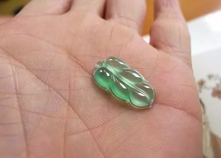 这块木那料子因个头小，谁都不要，任性男扒皮取出高冰翡翠挂件！
