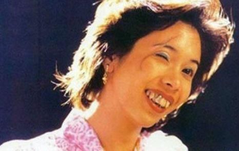 赵丽颖曾经有一个媒婆的造型,脸上画的和如花一样,实在是太丑了.