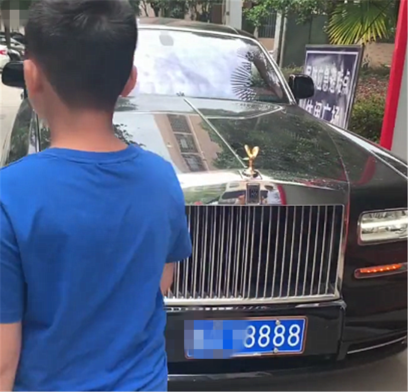 合肥一大佬座驾,千万劳斯莱斯幻影,配金色车标,挂60万车牌