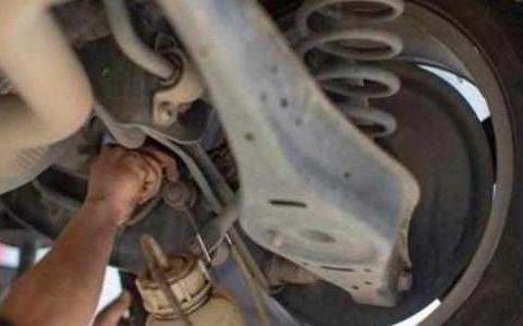 汽车保养只需要换机油？不可能，还有4个部件不换等于“零”！