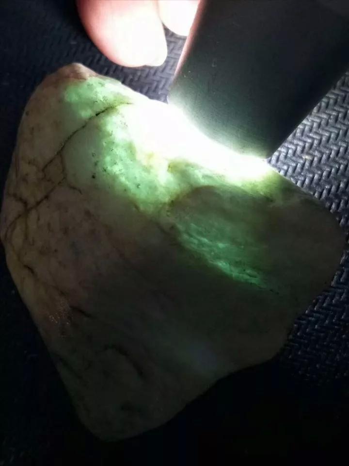 这块木那料子因个头小，谁都不要，任性男扒皮取出高冰翡翠挂件！