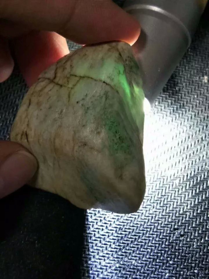 这块木那料子因个头小，谁都不要，任性男扒皮取出高冰翡翠挂件！