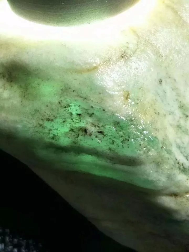 这块木那料子因个头小，谁都不要，任性男扒皮取出高冰翡翠挂件！
