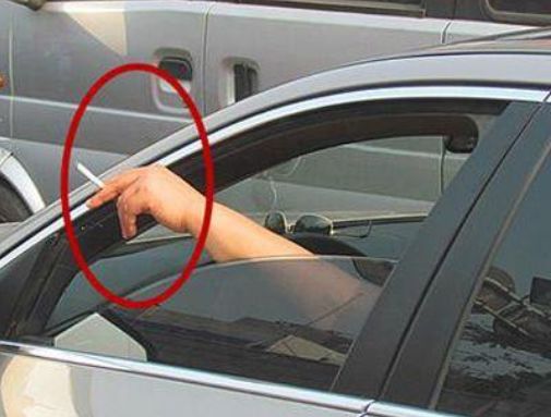 为什么国外人开车抽烟都关着车窗？难道不憋得慌吗？原因很简单！