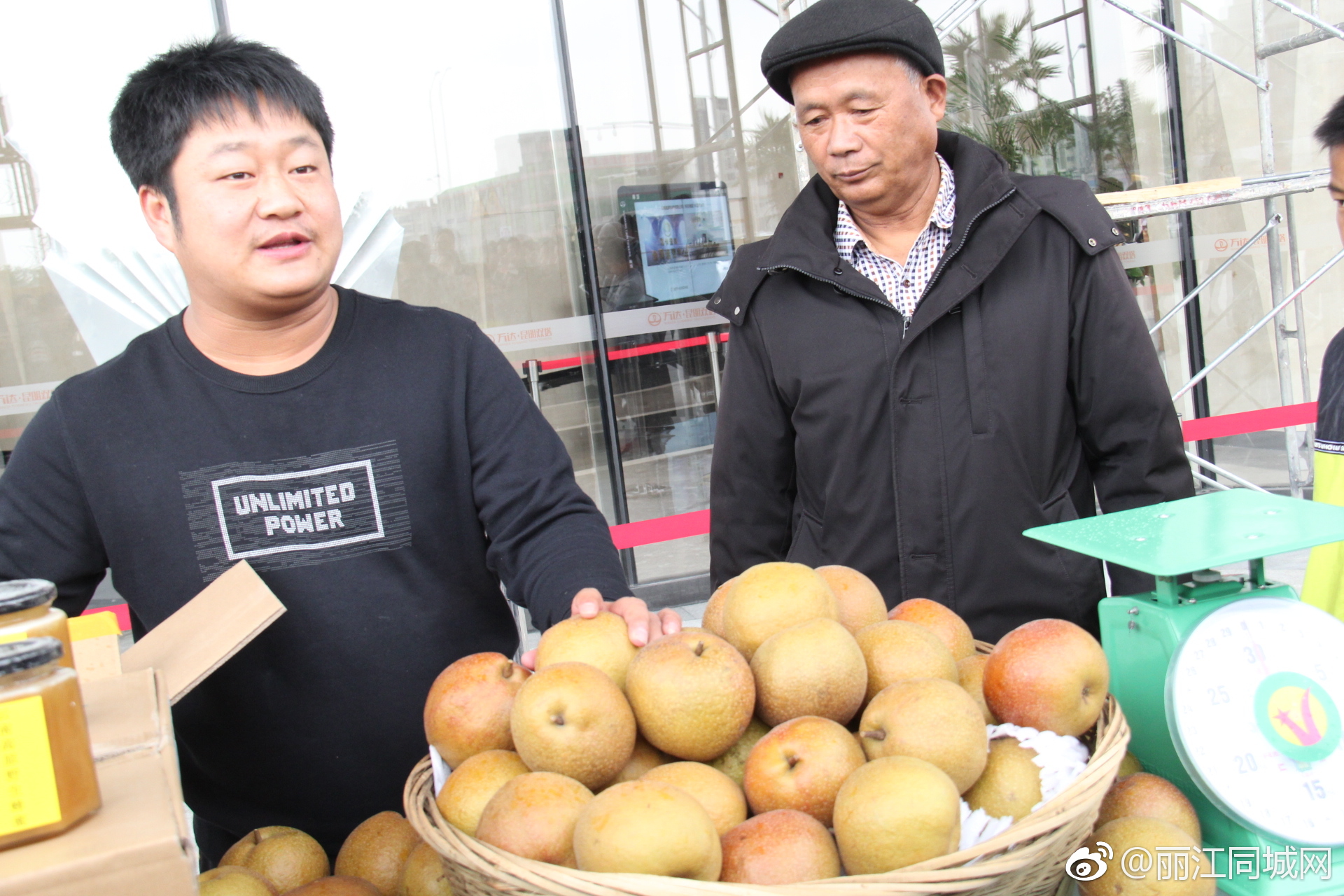 丽江石榴哥今日现身昆明摆摊,引轰动!