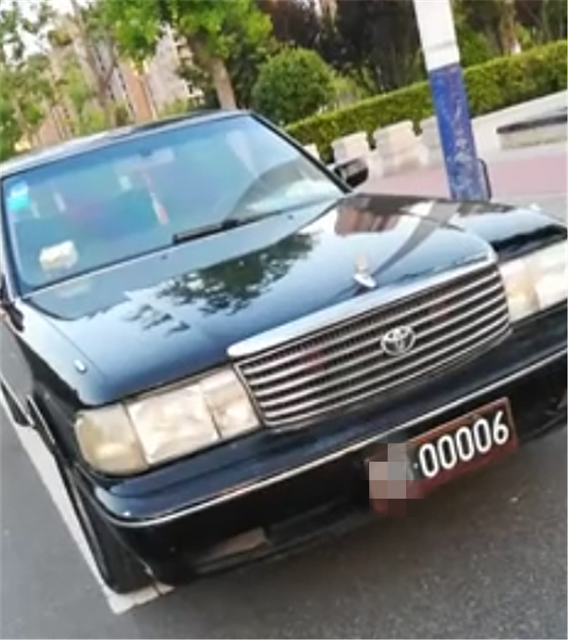开封一大佬座驾,24年车龄的皇冠,231马力,还挂“白字黑底”牌