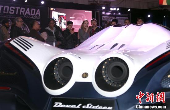 加拿大国际车展观众如潮