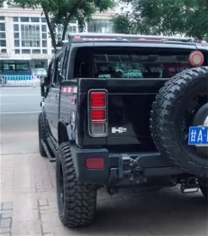 162万悍马H2现兰州,车尾是皮卡,油耗达15L,国内保有量两位数