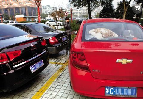 停车被堵住又联系不上车主怎么办？交警：这三个办法个个都管用