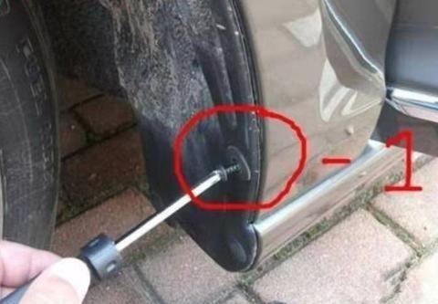 汽车轮胎旁的小孔有何作用？多数人不知