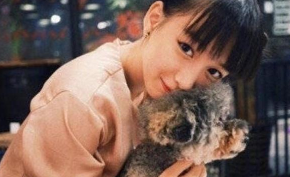 17岁女孩素颜照被疯传，看到父母的颜值后，很多人都不吭声了