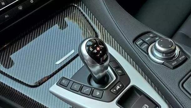 开自动挡车的4个不准,别光知道踩油门了,否则