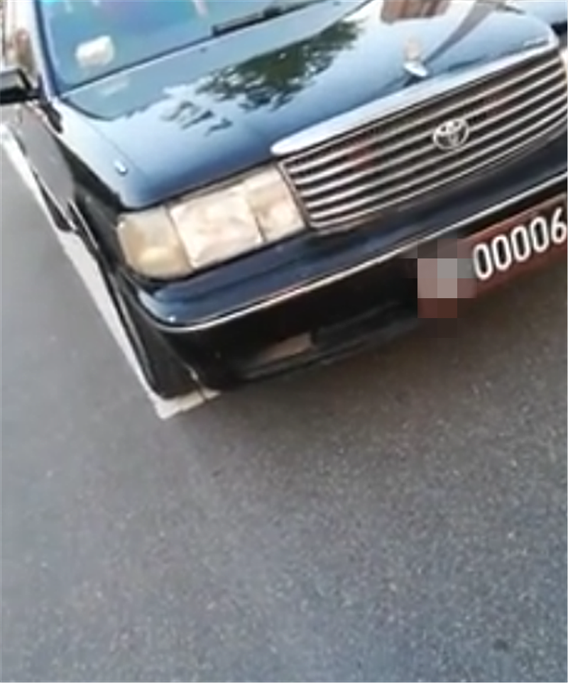 开封一大佬座驾,24年车龄的皇冠,231马力,还挂“白字黑底”牌
