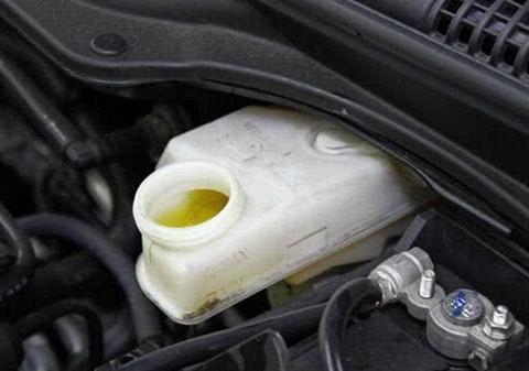 修车行业都想赚钱，可为何不喜欢换刹车油？看完了解背后真相