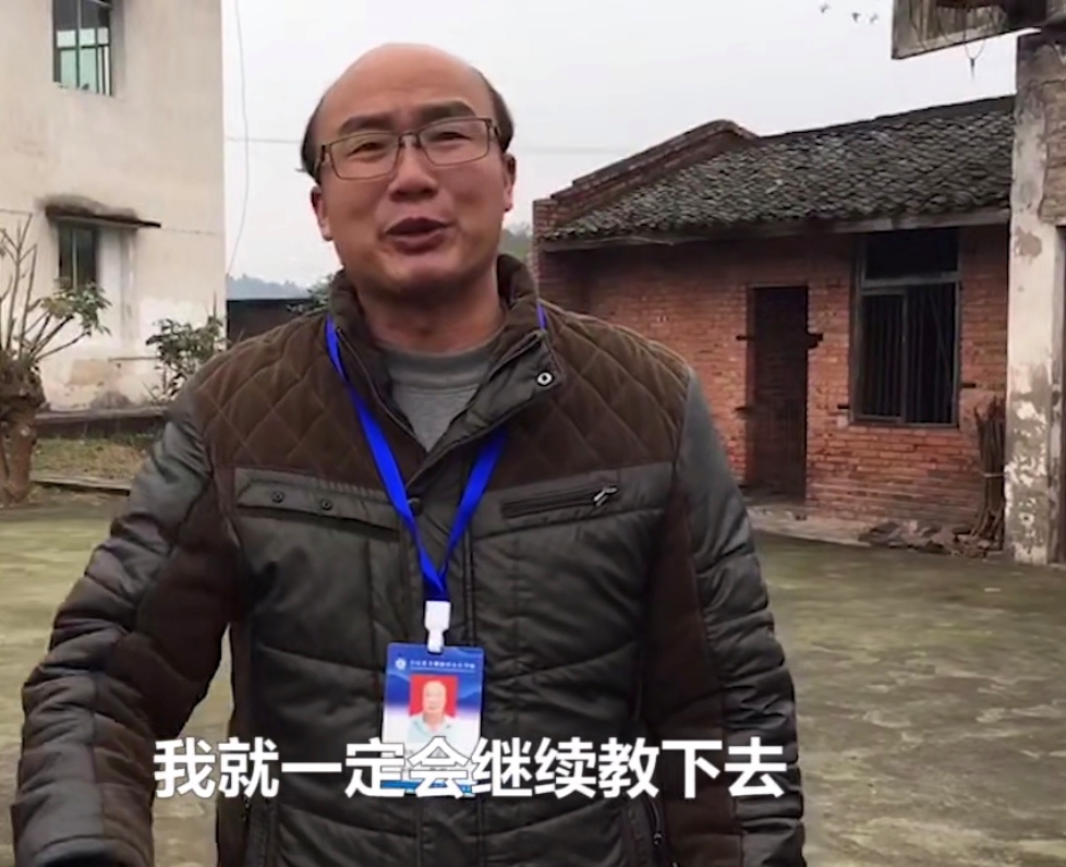 52岁教师上热搜，“人民日报”响应，1句话让家长“涕泗横流”！