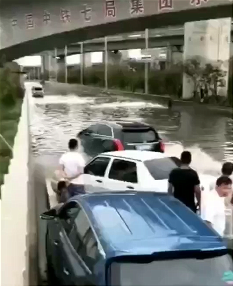 一片水域堵住一排车,凯迪拉克XT5车主一脚油门,未熄火通过