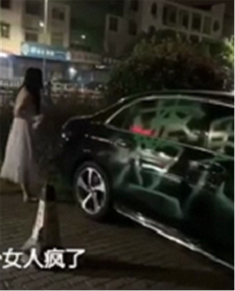 46万奔驰E级停路边,车窗、车门处被喷“渣男”,朋友劝阻也无效