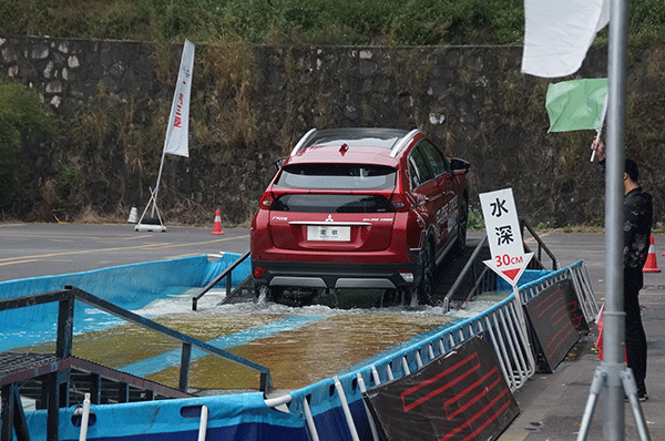 城市SUV能跑赛道跑极限越野？试驾奕歌看到广汽三菱销量大增原因