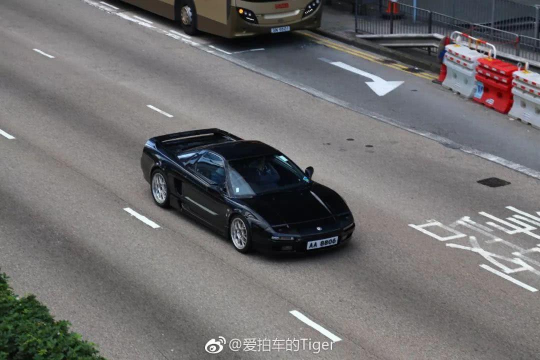 几十年前的老车还驰骋在香港街头，这是在大陆看不到的汽车文化！