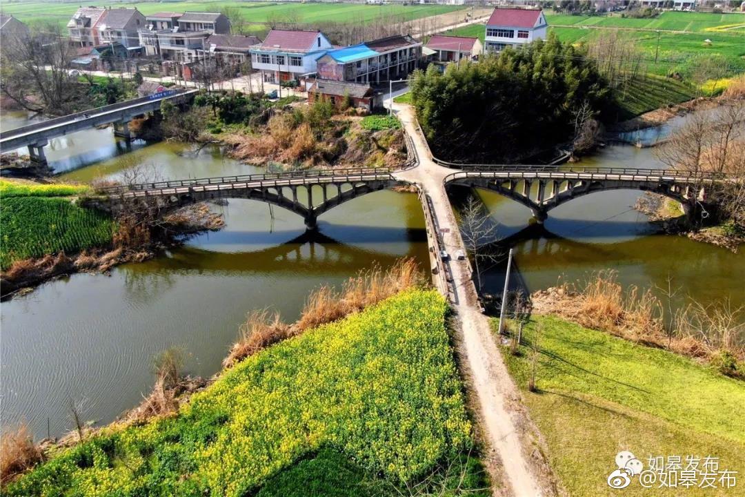 磨头十字桥横跨在长甸河和大寨河上,桥下春水倒映着绿意